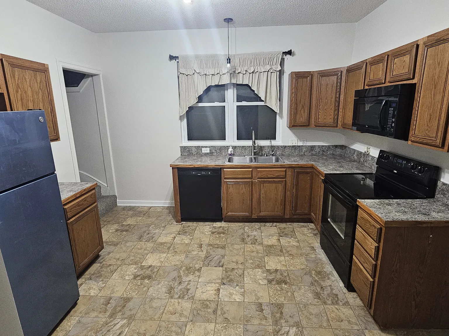 3 bed, 1131 sqft, $1,250 — Photo 3