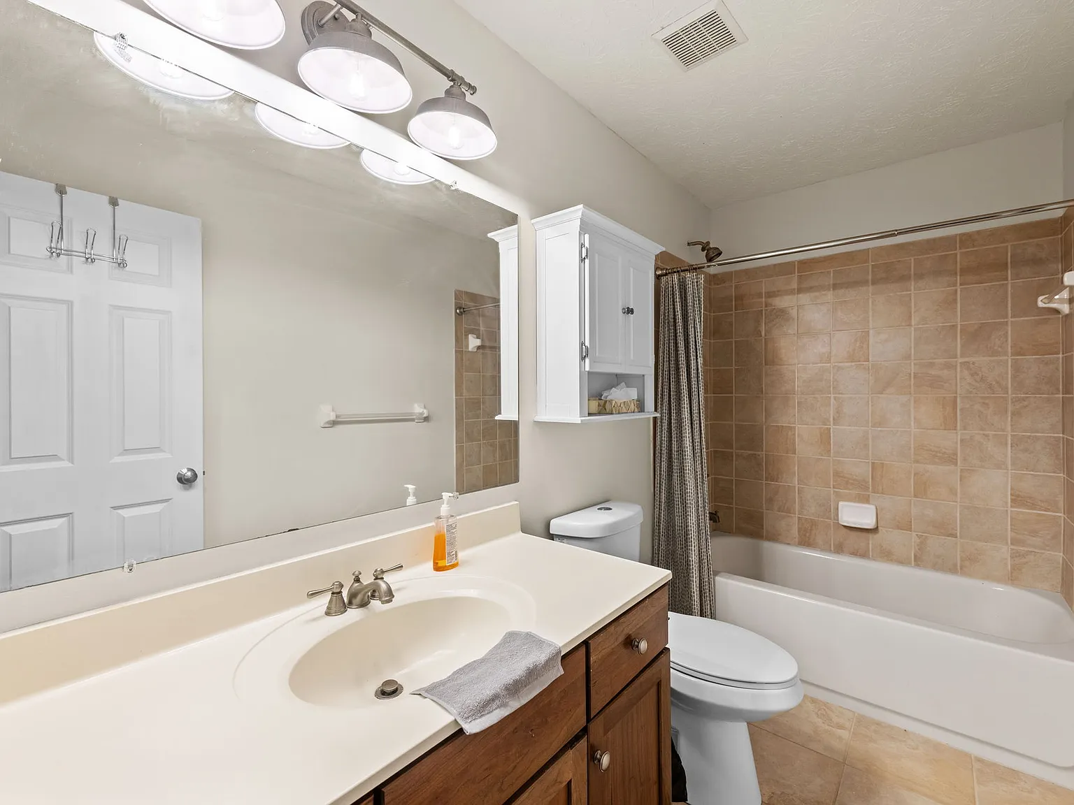 4 bed, 2352 sqft, $3,000 — Photo 1