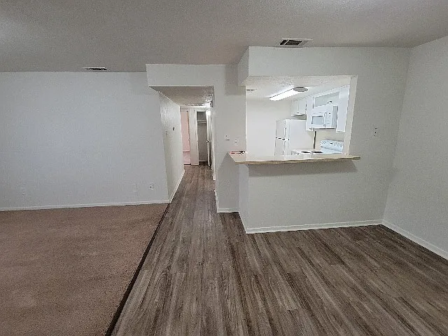 A Private Apt & Townhouse Community — Photo 69