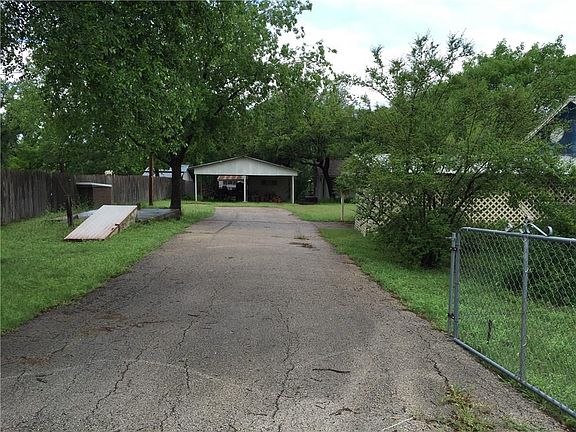 2nd image of 304 Paluxy St #B