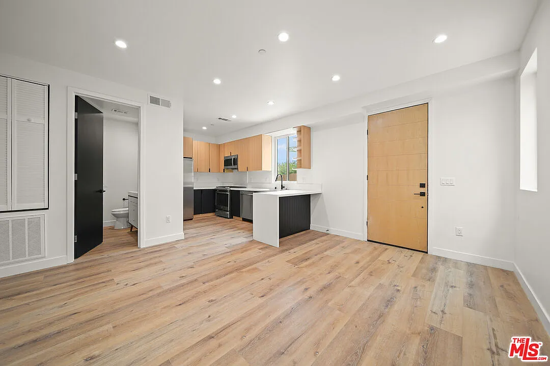 2 bed, 1.0 bath, 750 sqft, $2,295 — Photo 3