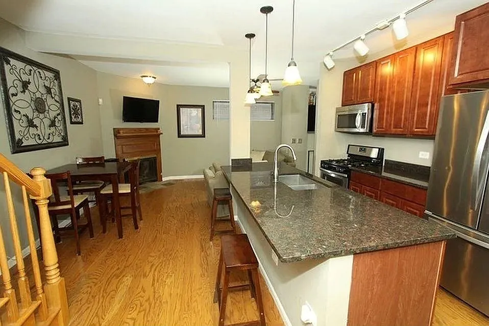 3 bed, 2200 sqft, $4,750 — Photo 3