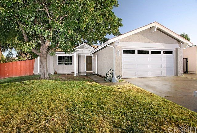 This beautifully updated home is located in one of Simi Valleys most sought after neighborhoods and every aspect of it exudes true Pride-Of-Ownership.   It is located on a desirable corner lot at the entrance to a quiet cul-de-sac and sits on a 6,732 sq. 