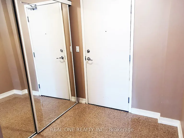 81 Navy Wharf Ct #810 — Photo 14