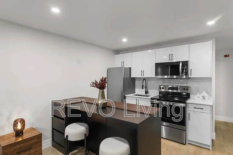 7800 Lundys Ln — Photo 2