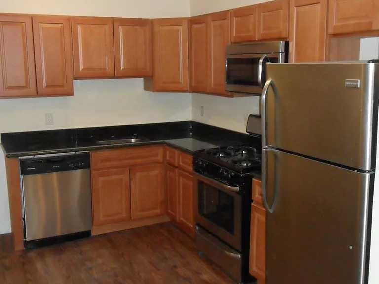 407 Daly St — Photo 3