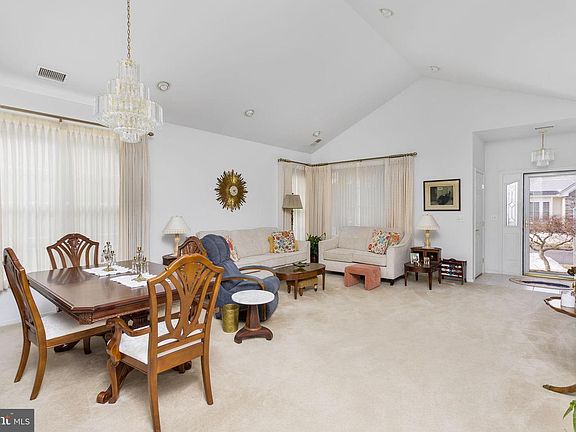 5th image of 22 Hummingbird Dr