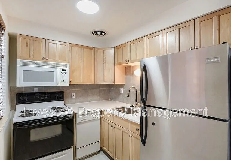 656 N Logan St #8 — Photo 5