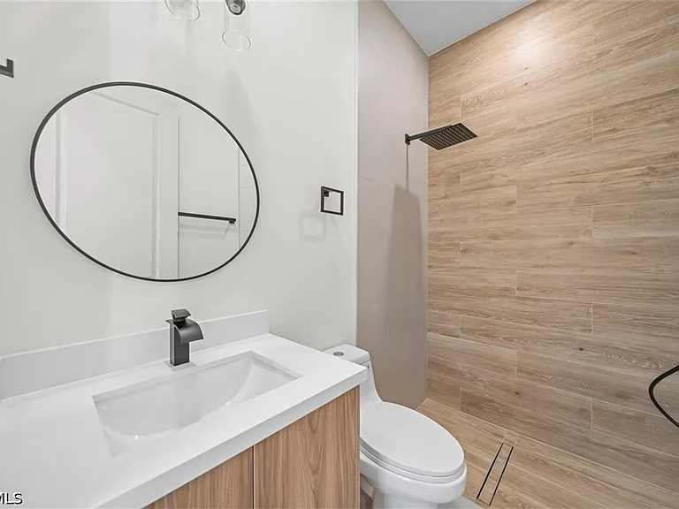 1805 W 10th St — Photo 24