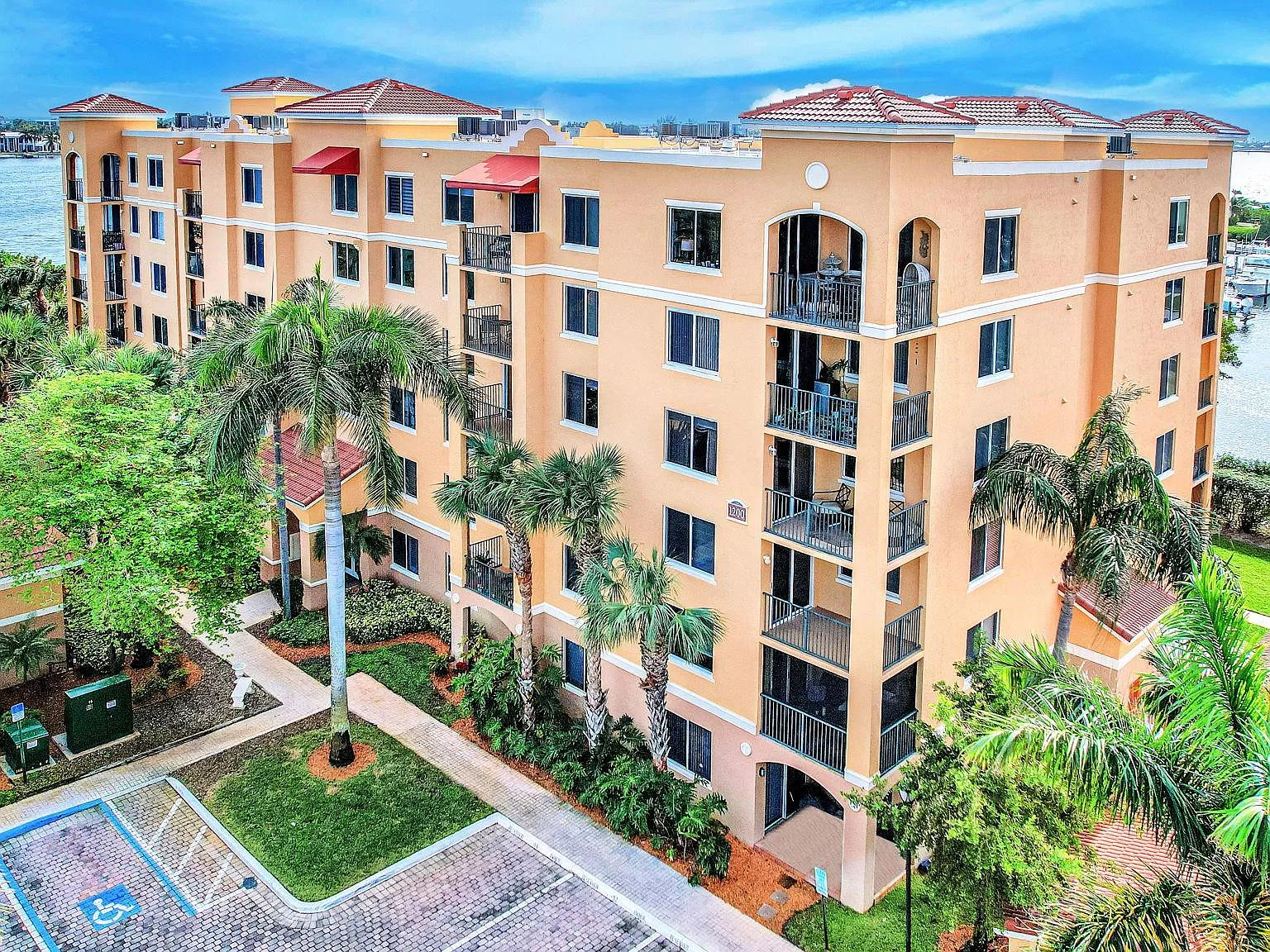2 bed, 2.0 bath, 1152 sqft, $2,300 — Photo 2