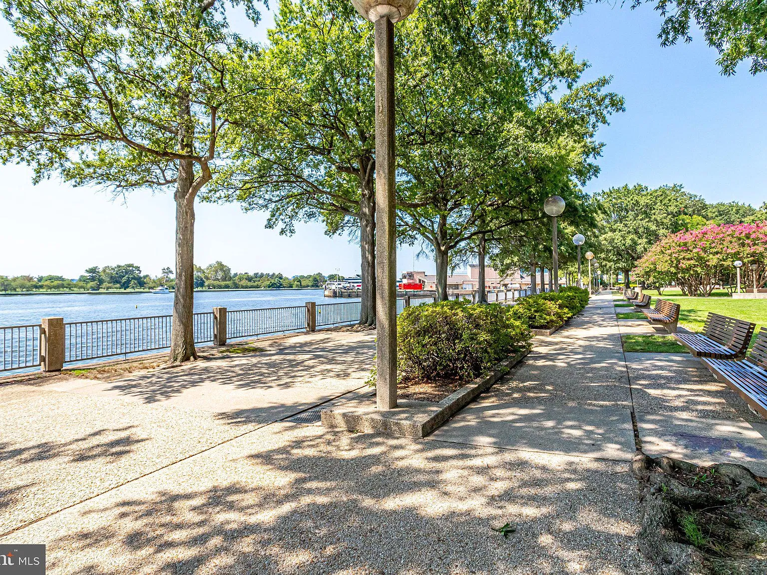Riverside Condominium — Photo 3