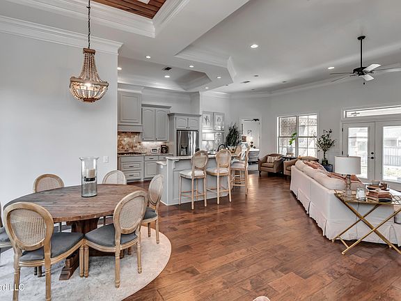 5th image of 307 Emerald Way