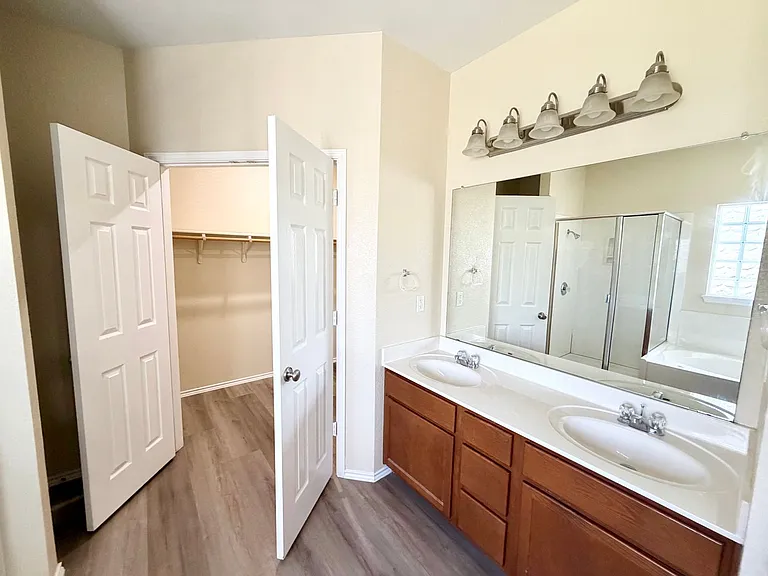 6404 Mundo Dr — Photo 11