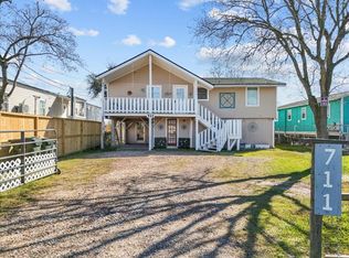 711 10th St, San Leon, TX 77539