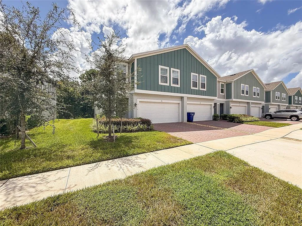 4 bed, 2.5 bath, 2104 sqft, $2,300 — Photo 2
