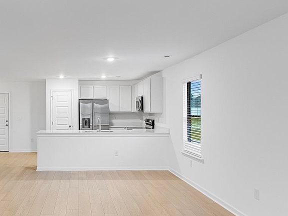 3rd image of 182 Labrador Ln