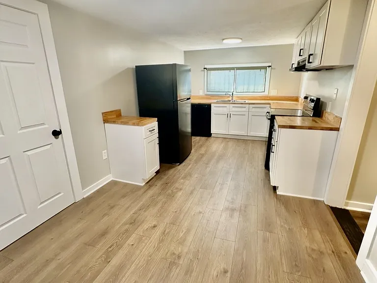 618 E Vine St — Photo 14