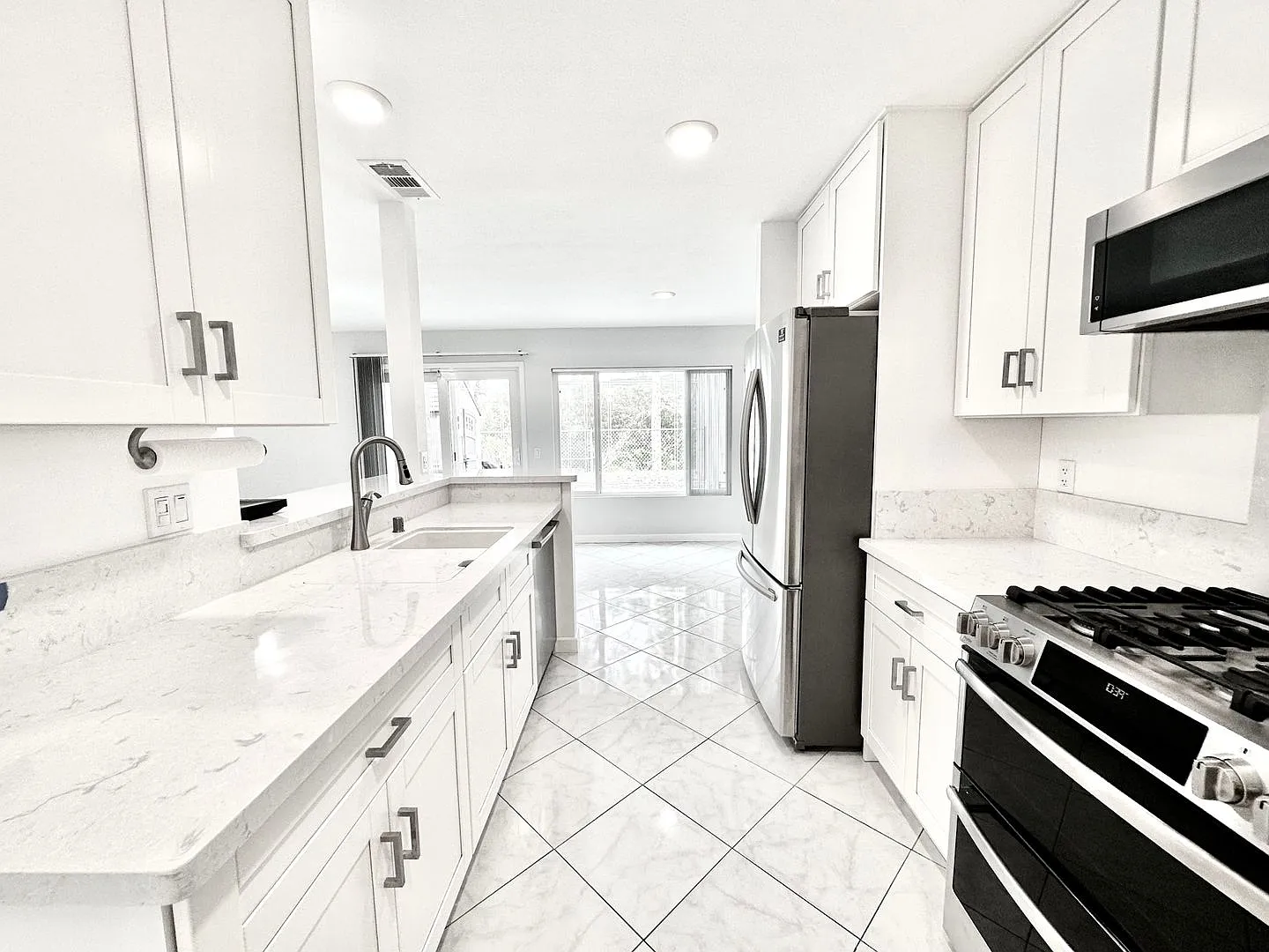 For Rent - Charming Poway 2br/1.5 Ba Full Remodel Townhome Privately Located With A Fenced Backya... — Photo 2