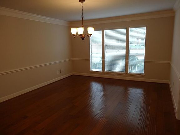 3rd image of 4415 Warwick Dr