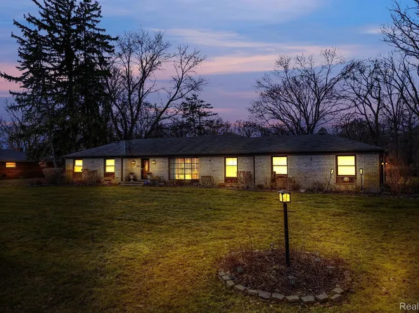 28201 W Kalong Cir, Southfield, MI 48034