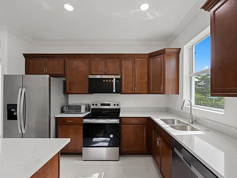 4574 Longwood — Photo 7
