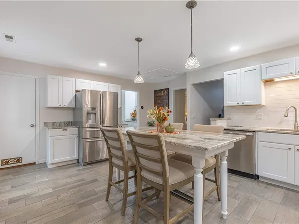 802 Pine Needles Dr, Dayton, OH 45458