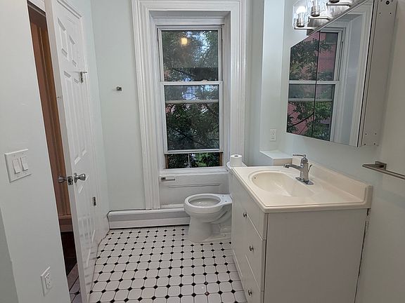 4th image of 18 Erie St APT 2