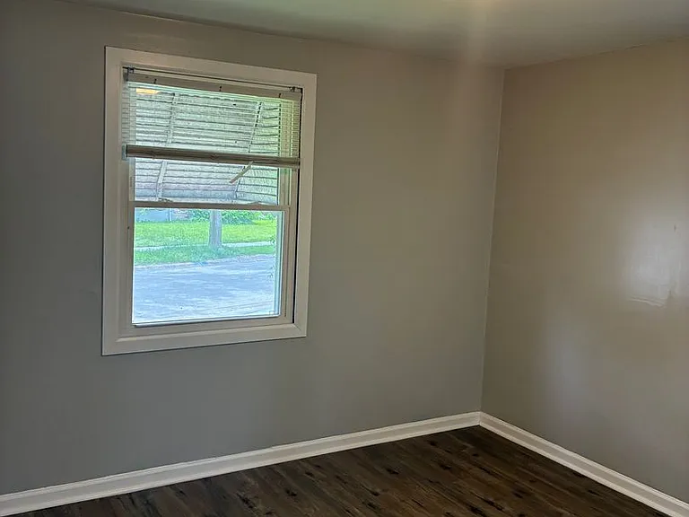 9713 S Oglesby Ave — Photo 10
