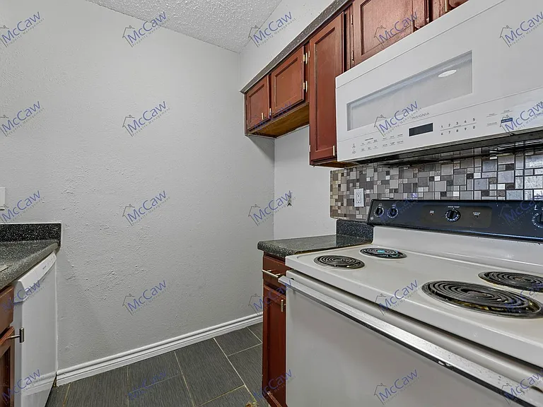 9520 Royal Ln #321 — Photo 6