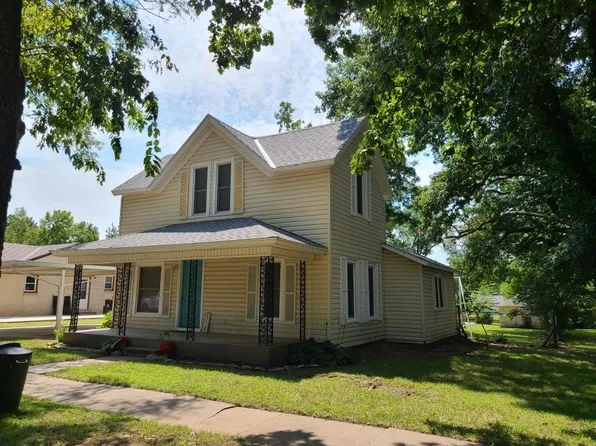 103 Iowa St, Winfield, KS 67156