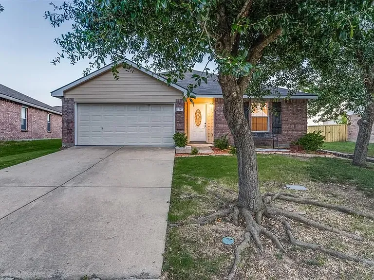 1217 Caroline Dr — Photo 3