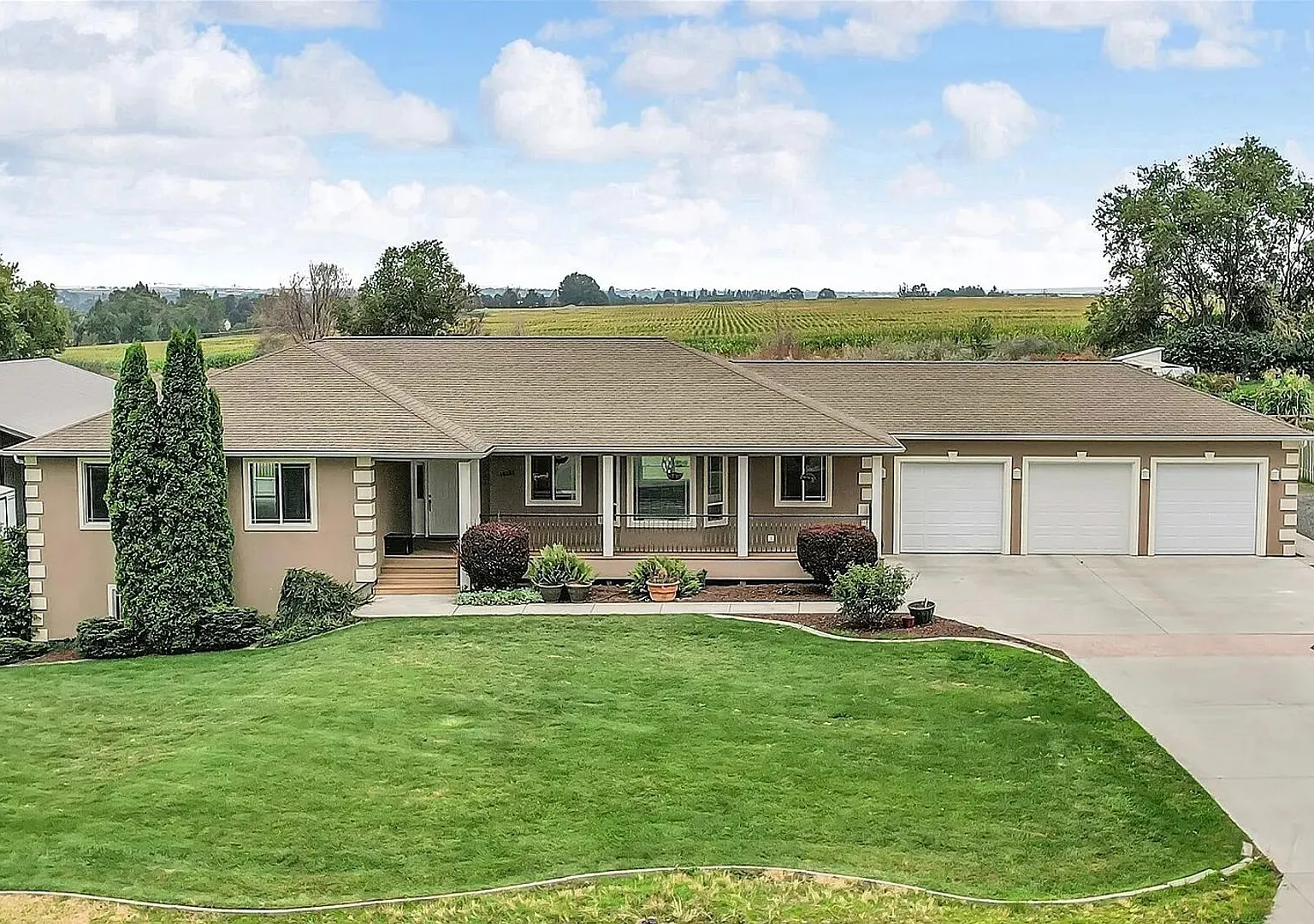 5 Bed 3 Bath Single Family Home in Stratford Road Estates — Photo 1