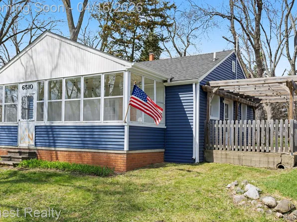 6510 Oakridge Dr, Waterford, MI 48329