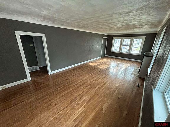 4th image of 516 Blue Earth St