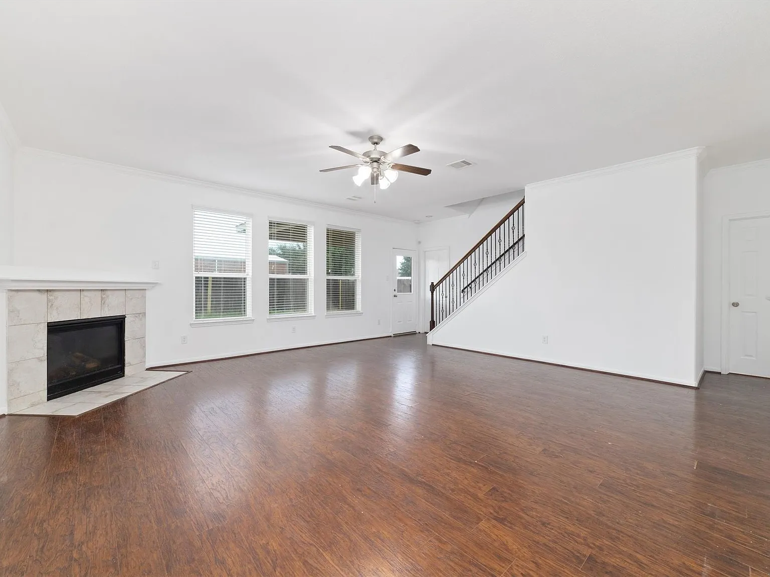 4 bed, 3.0 bath, 2476 sqft, $2,600 — Photo 4