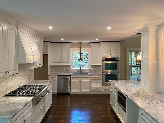 5th image of 400 Saint Catherines Ct