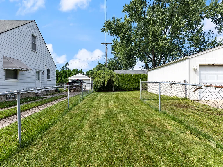 2615 Kenmore Rd — Photo 19