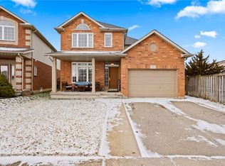 7 Honey Locust Cir, Thorold, ON L2V 5E3
