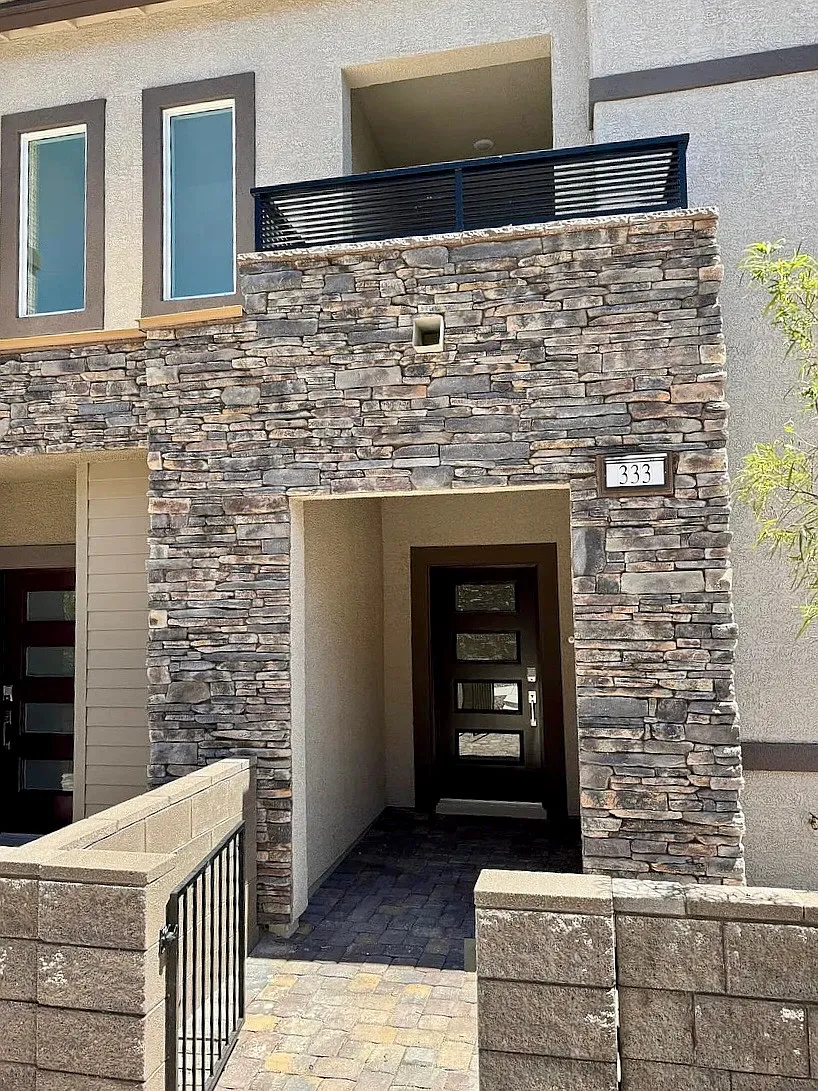 3 bed, 2.5 bath, $2,400 — Photo 1
