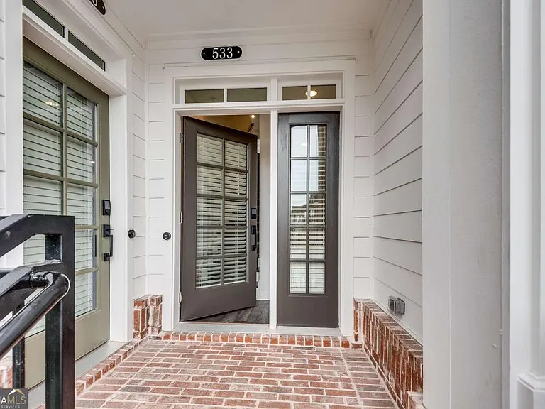 513 Burton Dr — Photo 1