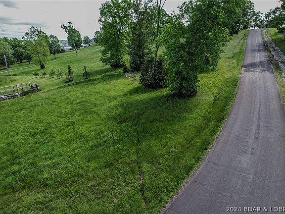 3rd image of 28 Towering Oak Ln