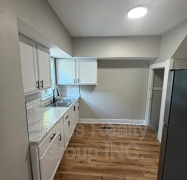 445 Hiett Ave — Photo 3