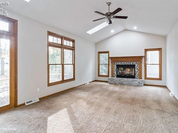 5th image of 707 Foxwood Dr