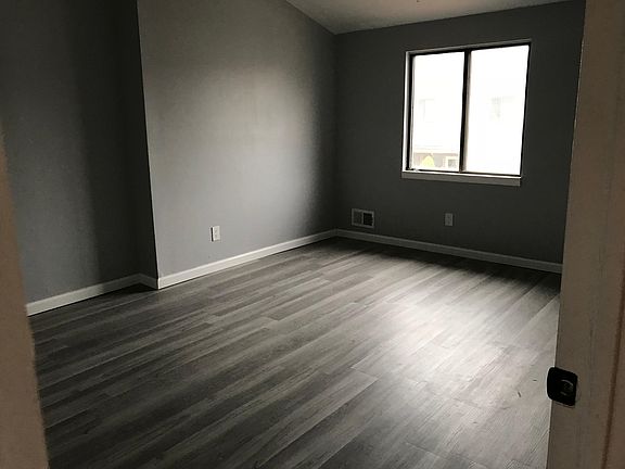 3rd image of 32 Regis Dr #74