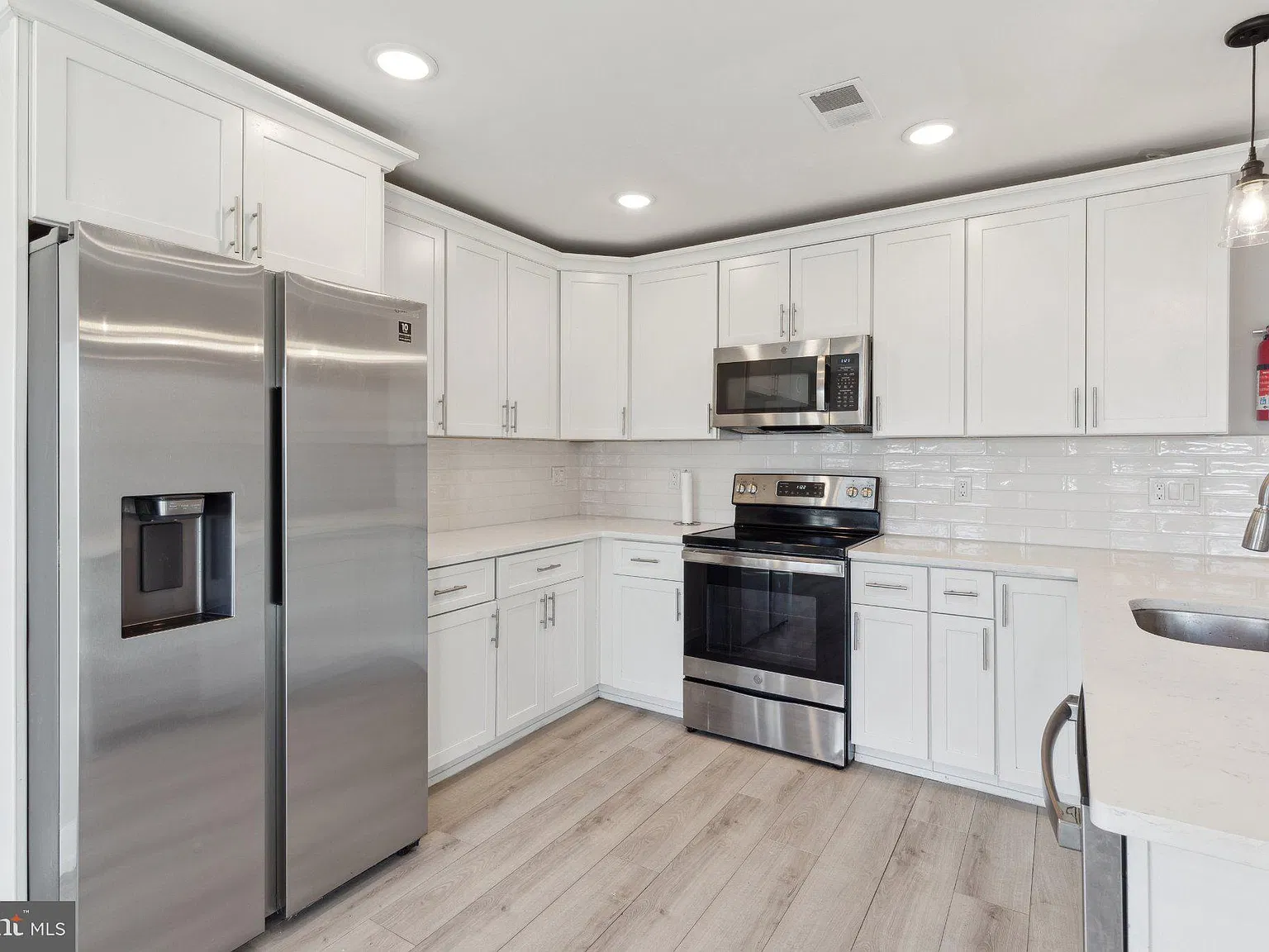 2 bed, 1.0 bath, 2808 sqft, $1,500 — Photo 4
