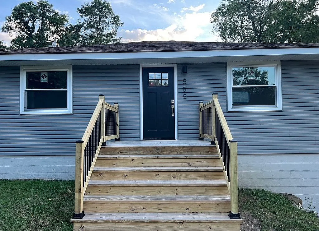 555 51st St photo 1