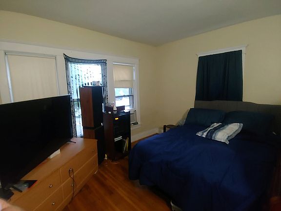4th image of 696 Richmond Ave #1