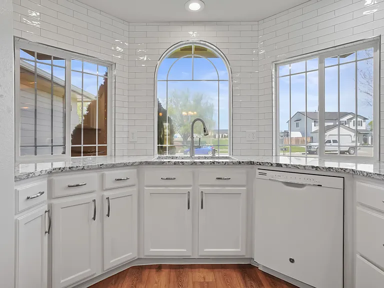 979 Peregrine Dr — Photo 1