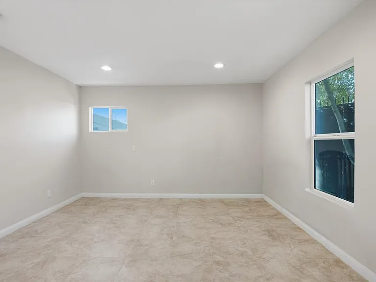 7542 White Oak Ave — Photo 10