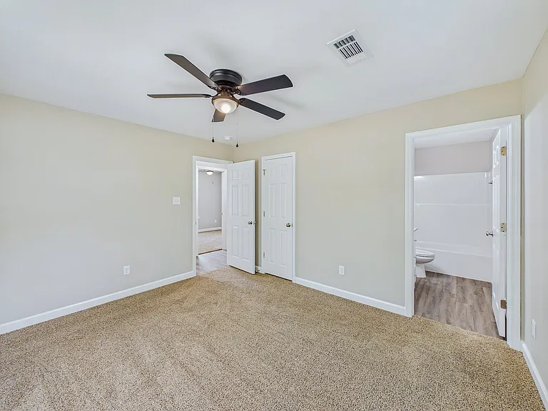 2405 S Elm St — Photo 2